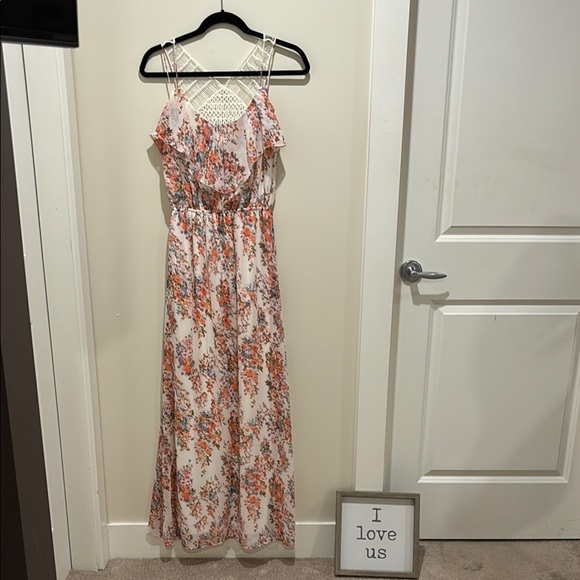 Floral Maxi Dress with elegant Crochet Detail - Picture 3 of 6